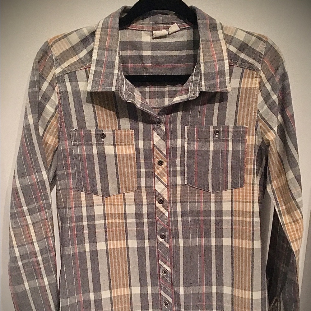 Junior’s Roxy Long Sleeve Button Up Top